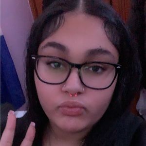 Meet your Posher, Adellina